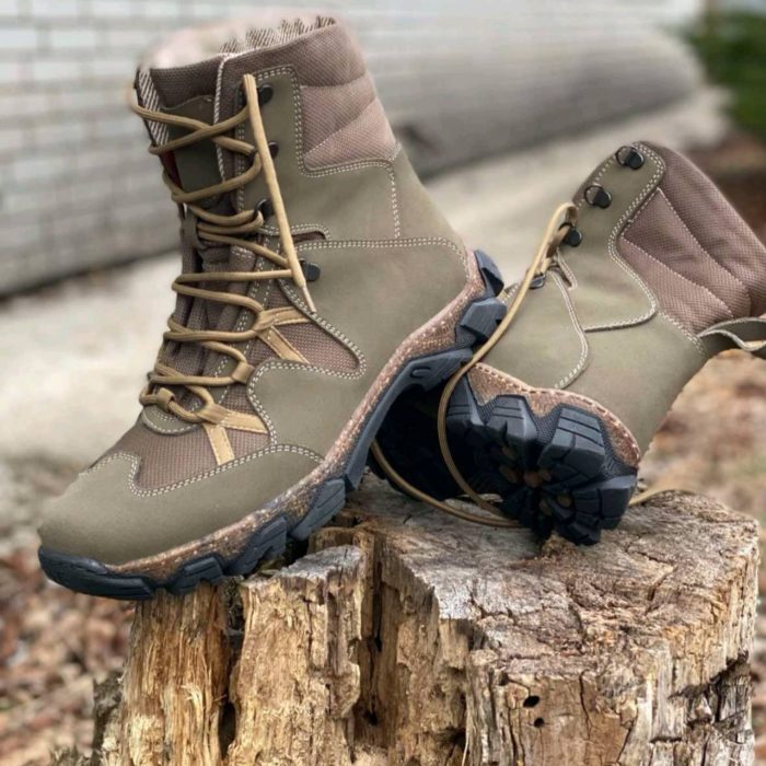 Hiking shoes. Medium high model